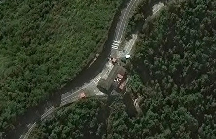 委内瑞拉首都加拉加斯一处军营的门岗在空袭中被炸毁，这可能是为进攻的美军特种部队扫