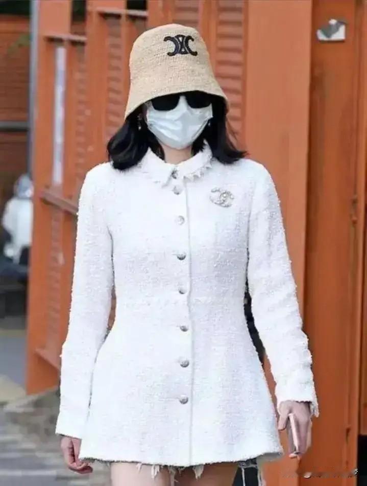 兰兰那视频看得人一愣——前一秒还歪头笑，眼睛里的温度三秒就冻成冰，一句“我不想回