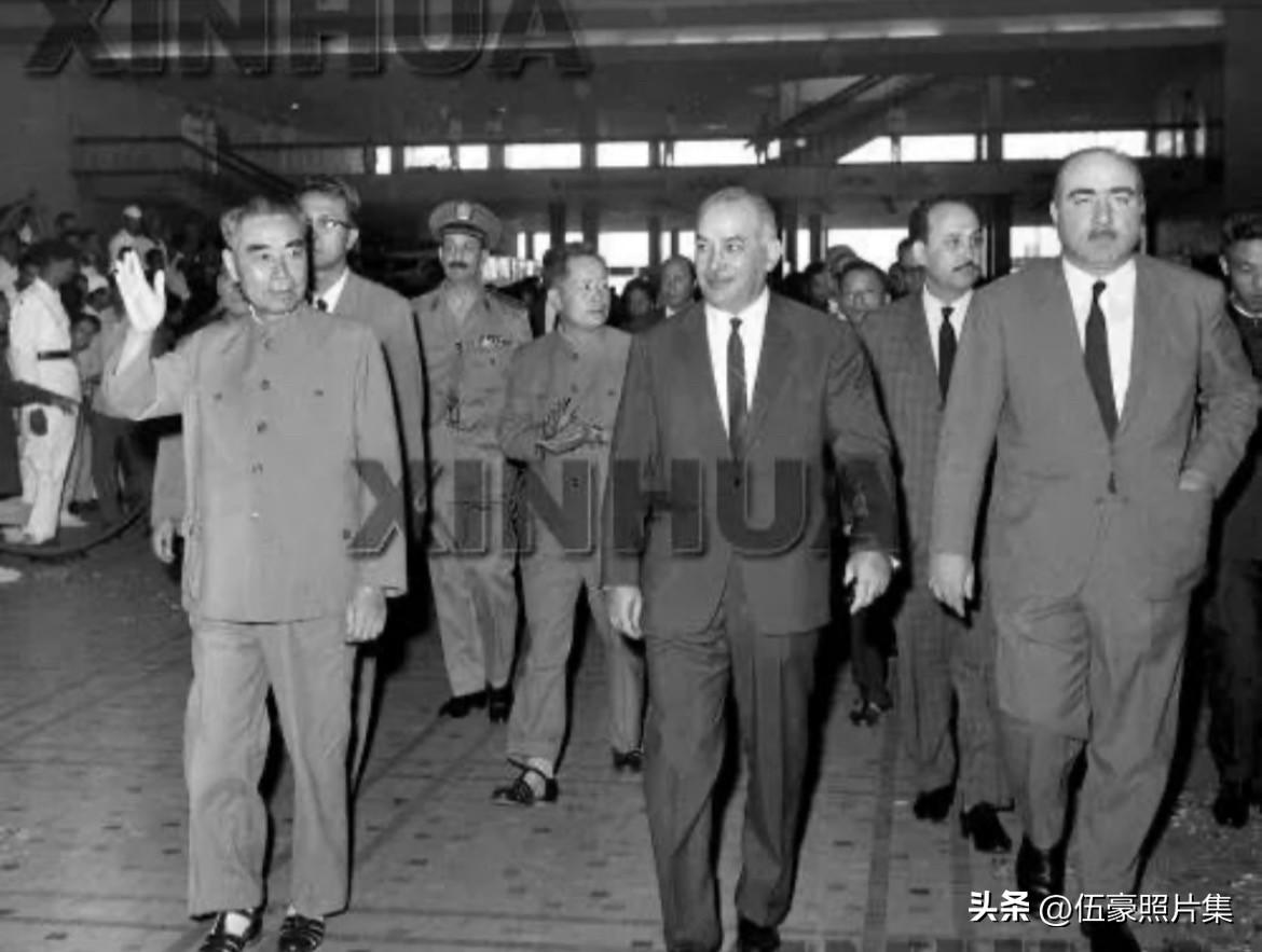 1965年6月19日，​周恩来总理到达开罗。​在机场受到阿联总理阿里·萨布里和数