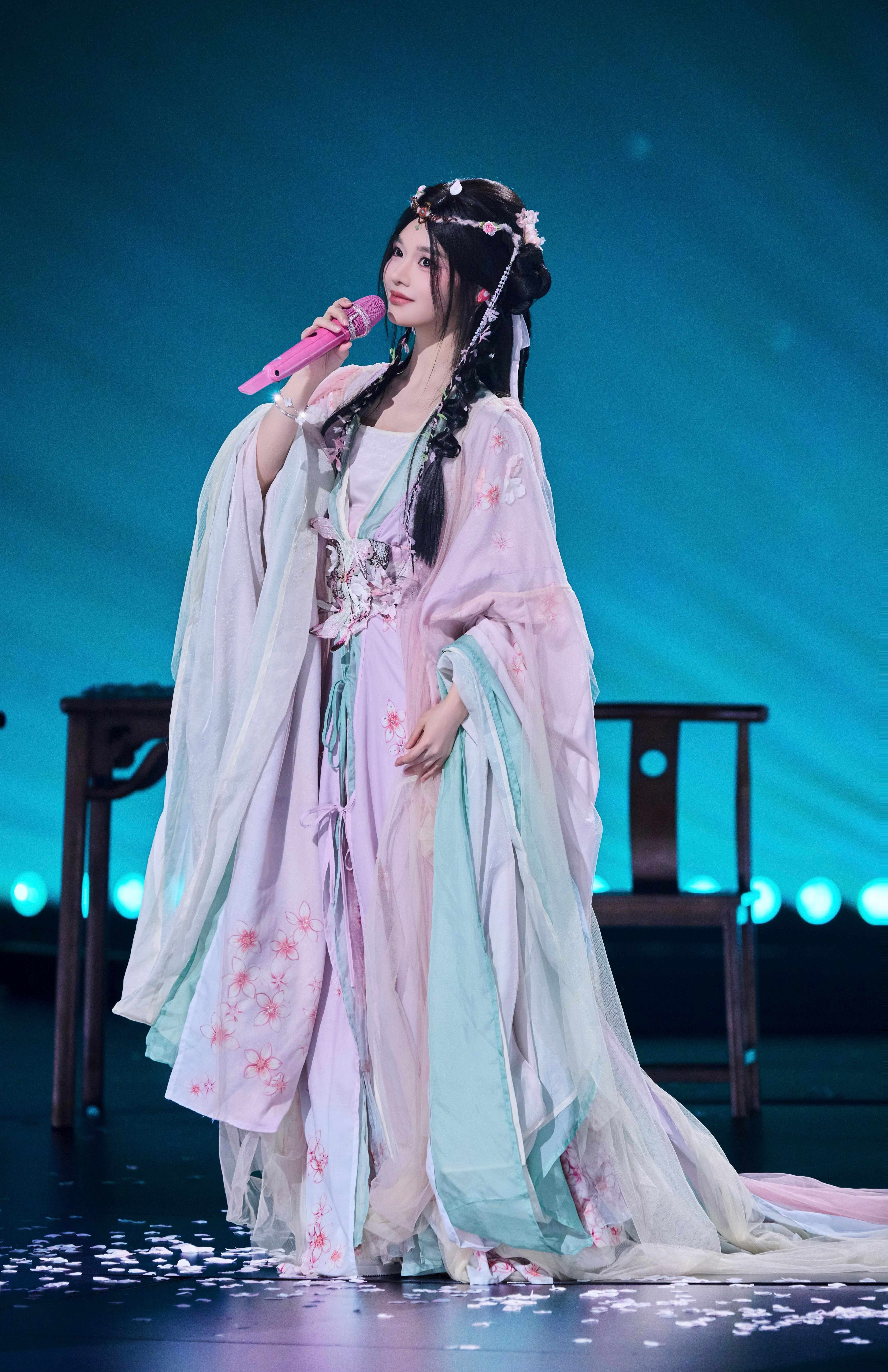 黄霄云 小坊相机不知道怎么了黏在手上了！📷👋疑似被老板的造型美到失语～ 今天