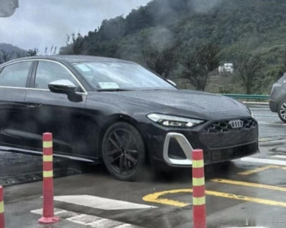 #全新一代奥迪S5# 现身国内，外观延续全新#奥迪A5# 的风格，新车未来将以进