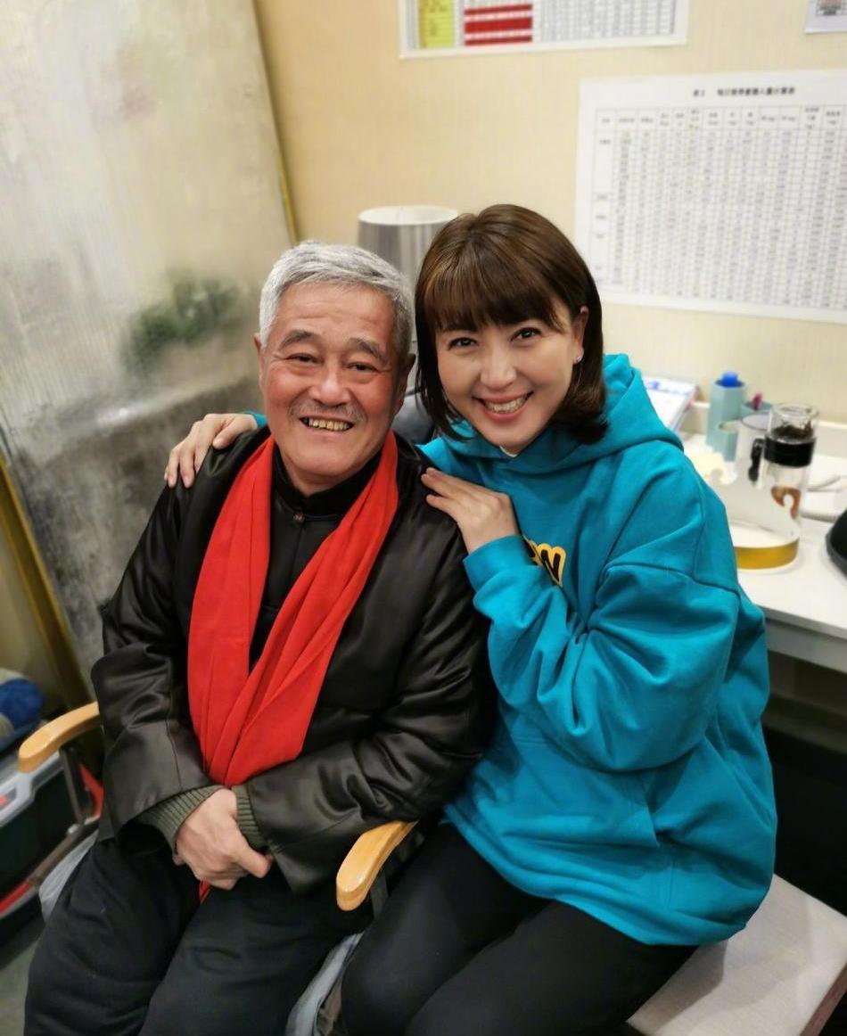 演员闫学晶被禁止关注了。
演艺圈她的收入确实不算高，她说的是实话。
只不过我们普