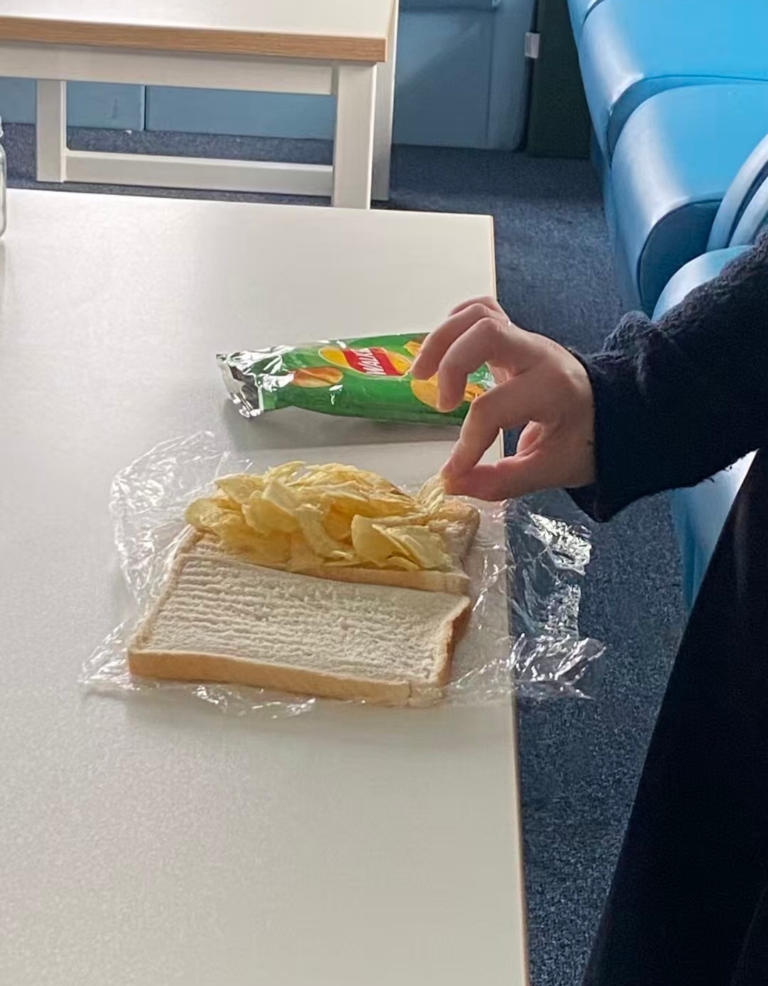 大学生有自己的蔬菜三明治突然意识到自己很久没吃蔬菜了就这样碳水包裹黄瓜和土豆补充