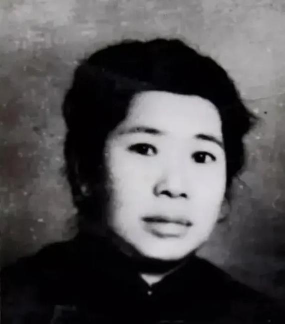 1939年，被捕入狱的女战士在给鬼子洗衣服时，发现了自己丈夫的衣服，她瞬间明白了