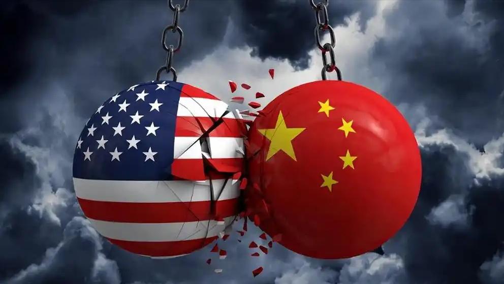 我盯着一张西太平洋地图看了很久。关岛那个小点，离中国大陆三千多公里，美国人在上面