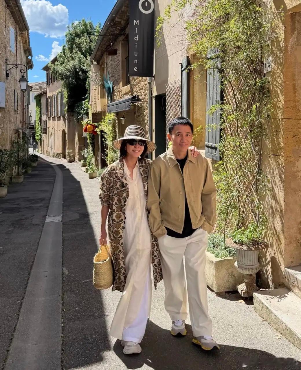 刘嘉玲夫妇去农庄体验生活，63岁梁朝伟拿着精致小筐子去鸡舍，小心翼翼伸手去捡鸡蛋