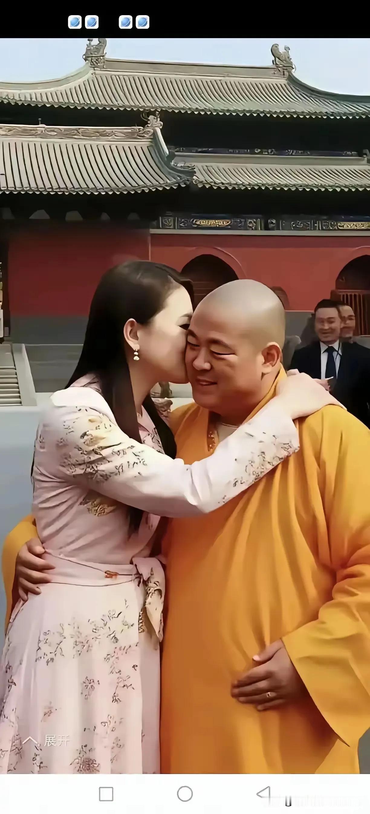 她给他说什么悄悄话呢？
由于他们在耳语，说的是悄悄话，所以谁也无从得知她给他说了