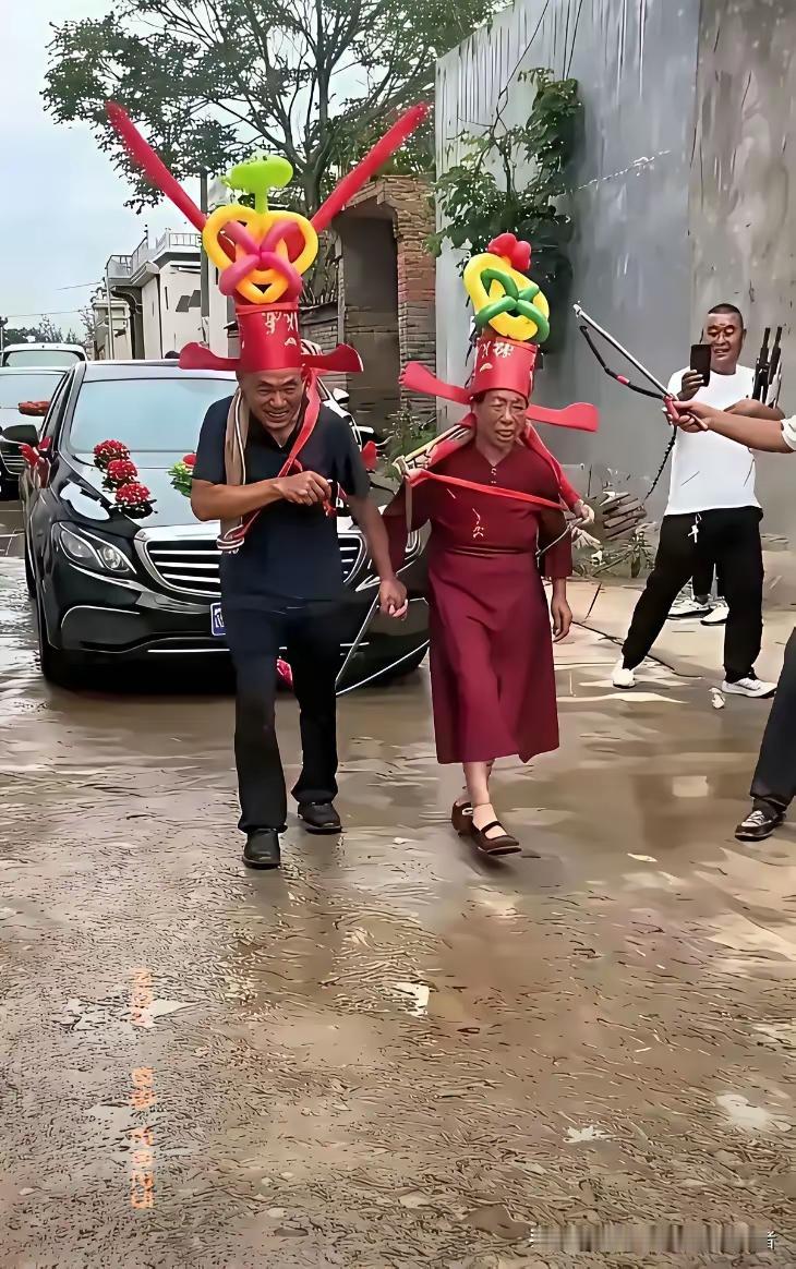 越穷的地方婚闹越严重，结婚这么重要，这么喜庆的事情，反倒喜公喜婆在这一天不是人了