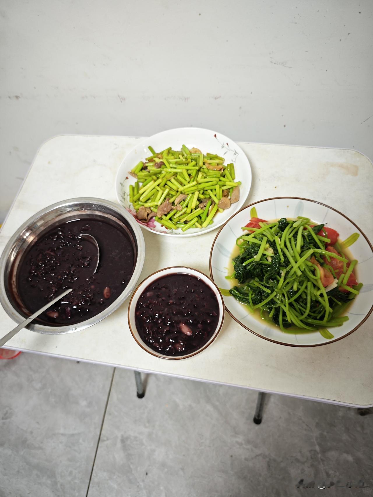 煮粥费时间煮一次差不多花费一个小时，所以我都是多煮点，吃不完晚上再继续吃。

今