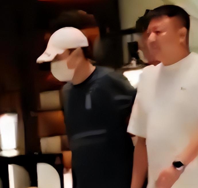 当天整场饭局持续到深夜才散场，沈春阳全程处事周到，一头亮眼金发十分惹眼。聚餐中途