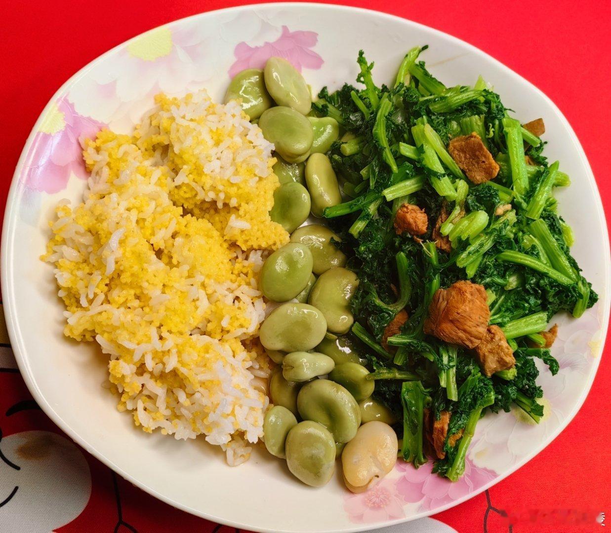 #这个问题吃什么# 午餐：二米饭，跟文怡学着做的油焖蚕豆，早上赶集刚买的，第一次