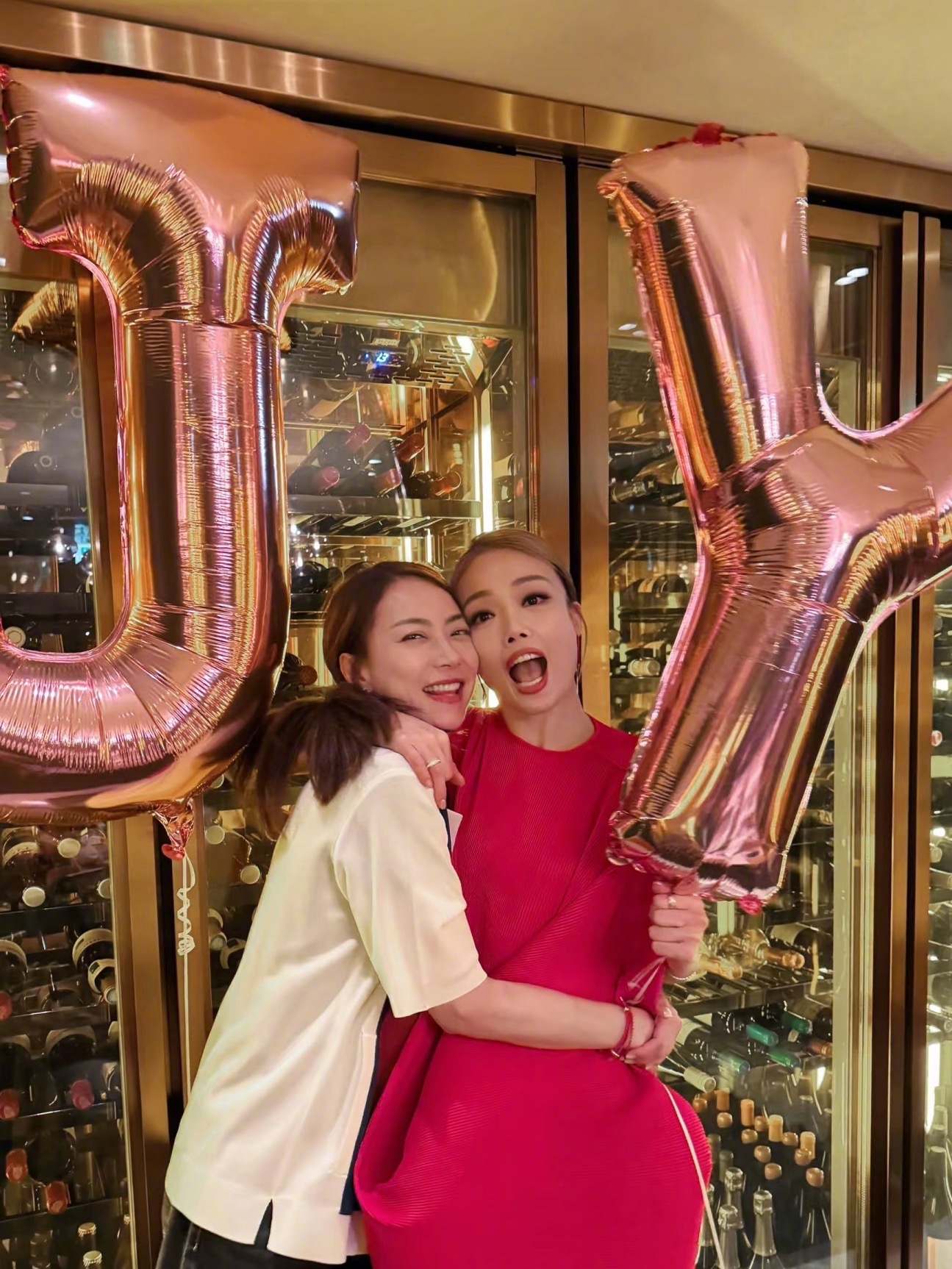 霍汶希升任英皇娱乐CEO 荣升英皇娱乐的CEO！霍汶希感谢杨受成老板并表示英皇不