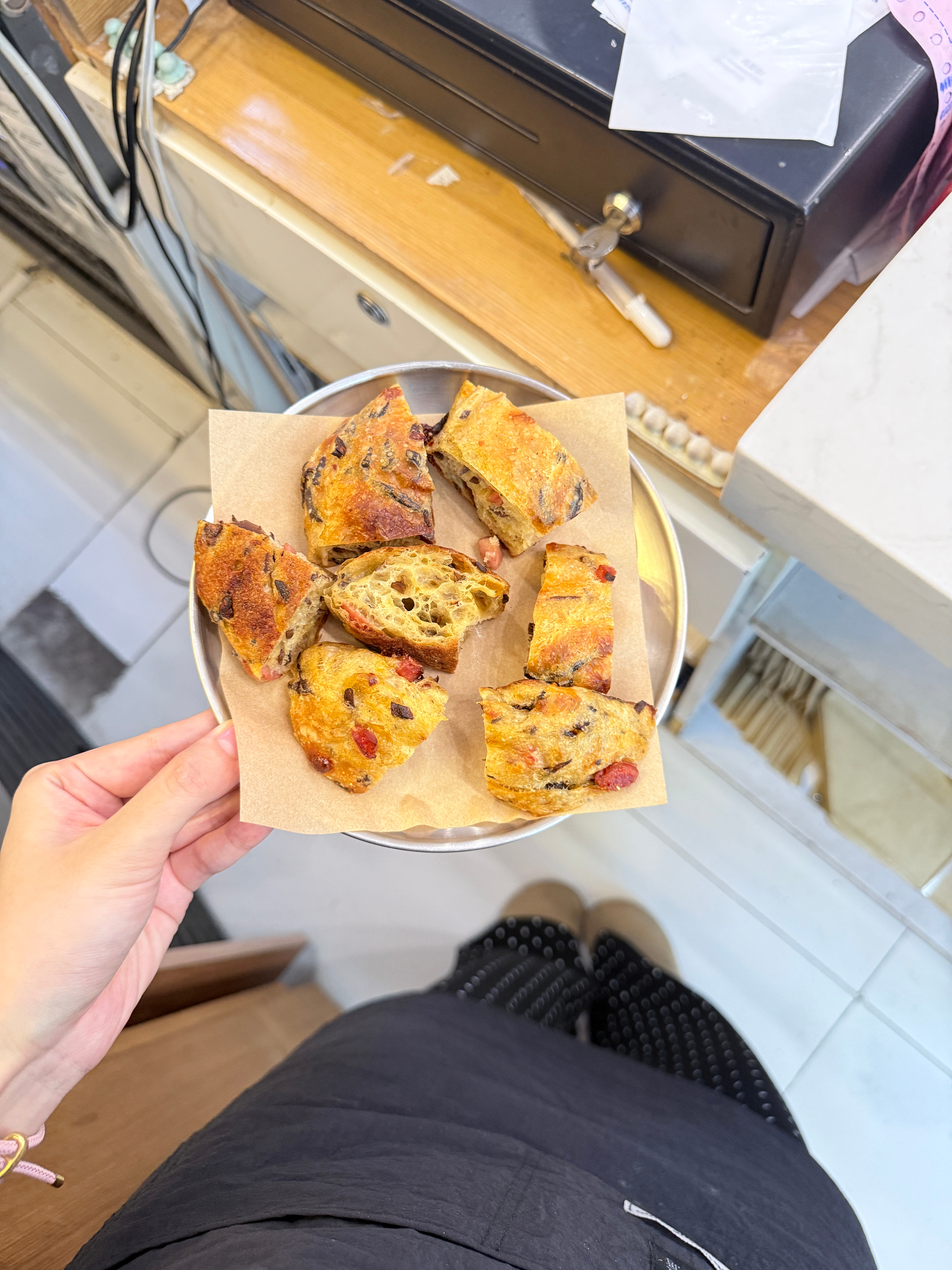 店里空调还没修好…从早上热到现在！后背全是汗 买了超大一杯冰冰凉凉大西瓜→_→ 