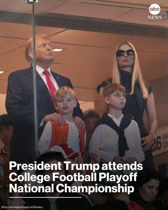 当地时间周一晚，特朗普总统携家人，包括伊万卡·特朗普、贾里德·库什纳和凯·特朗普