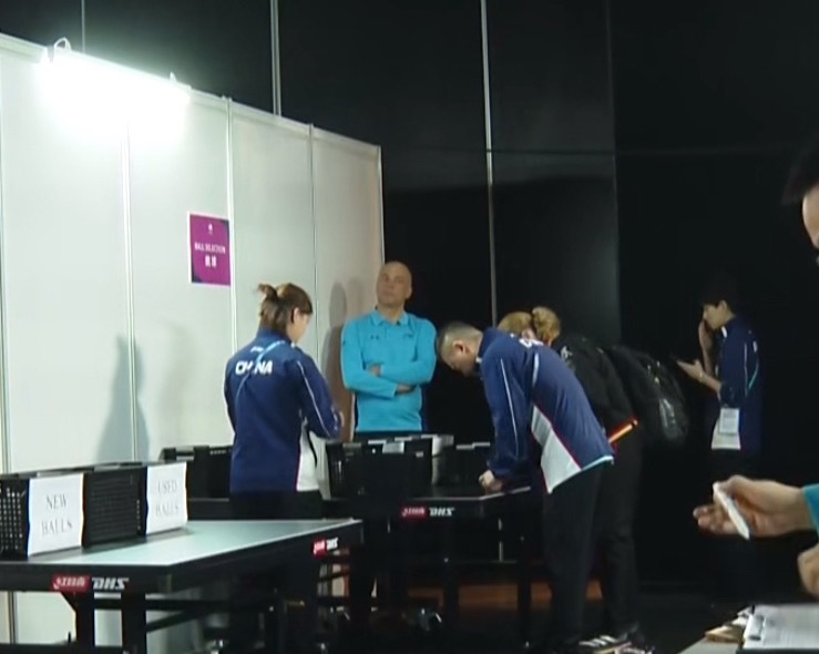 哈哈哈哈哈哈难得一见的场面 中德女主一块挑球