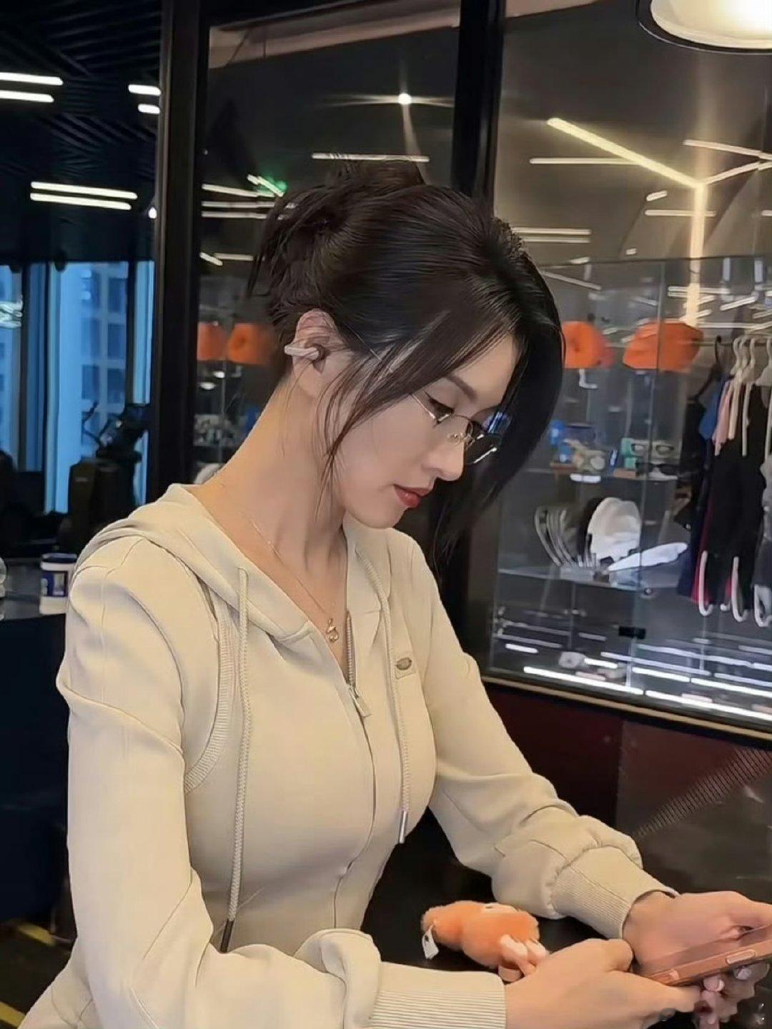 徐洁儿妃英理走进三次元的样子 乘风2026 我的柯南DNA狠狠动了！徐洁儿无框眼
