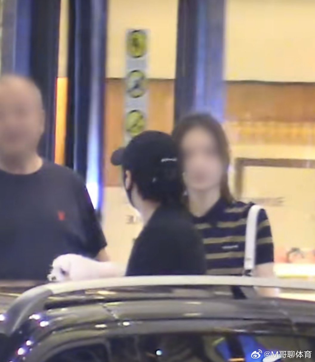 彭昱畅带女友跟好友聚餐彭昱畅和女友已经谈了七年了，可以修成正果了