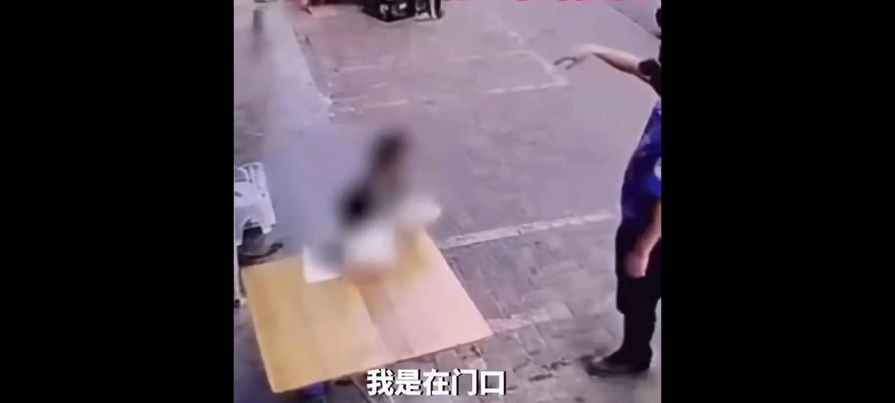 小孩在自家屋檐下支了一张桌子做作业。城管来了，叫他起来，把桌子收走了，还收走一条