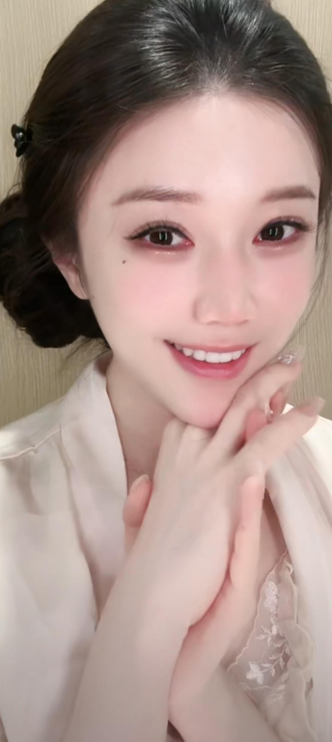这位小姐姐在微笑，好可爱啊！