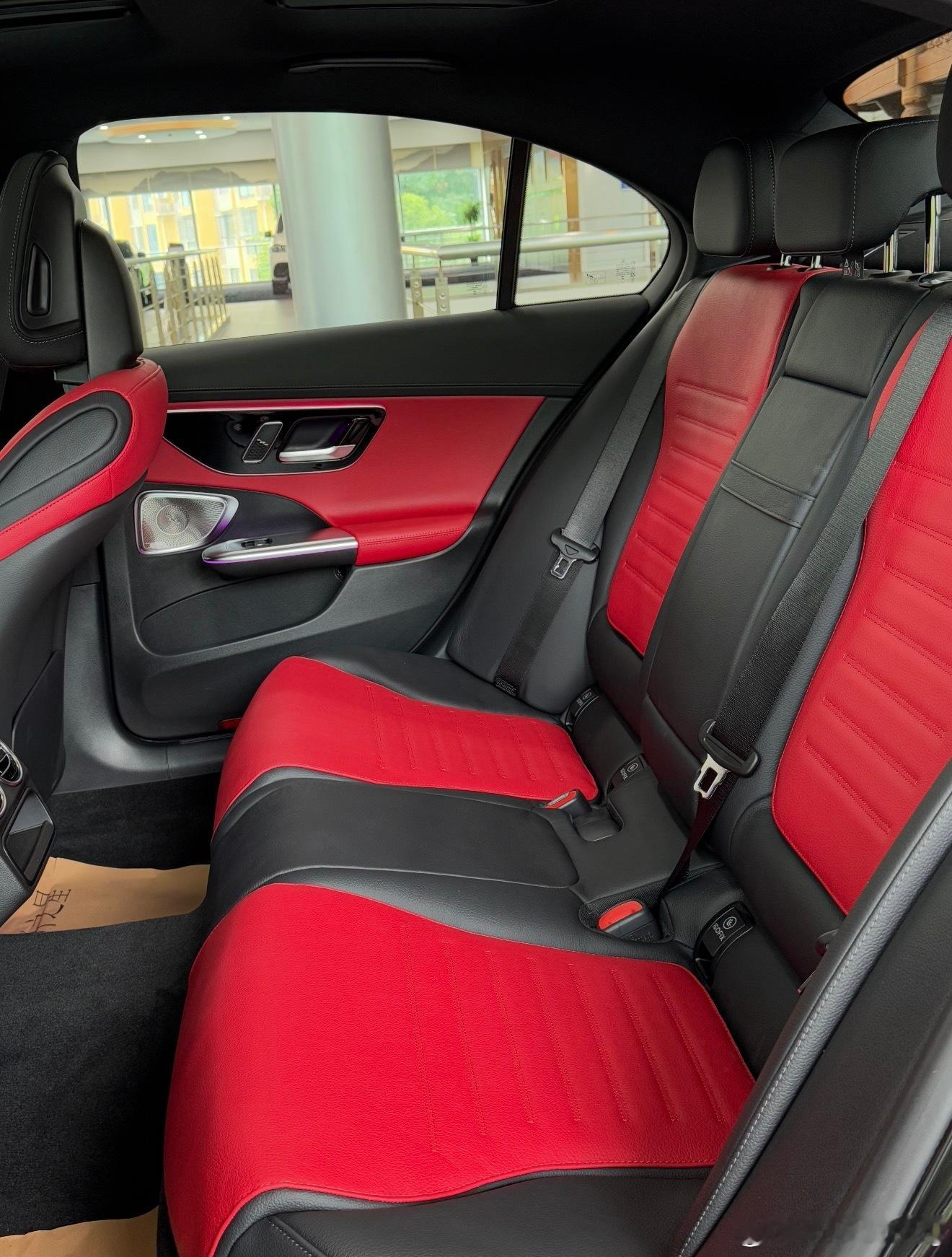奔驰C43 AMG 黑红 指导价615200元选装22000元红内饰 现在全款优