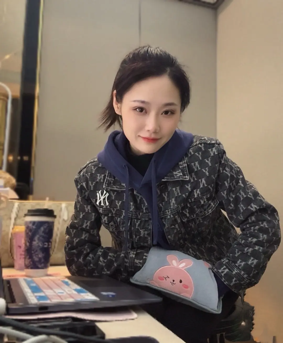 人家都是玫瑰花一样的女人 我是牲畜一样的牛马 一年四季没有假期，干就得...