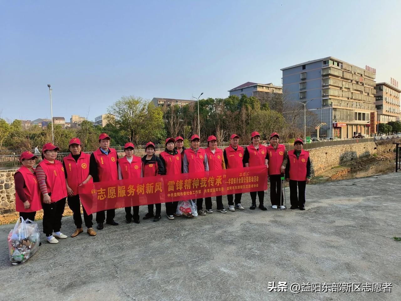 志愿同行 扮靓家园

        人居环境，是幸福生活的底色。当垃圾乱堆、河