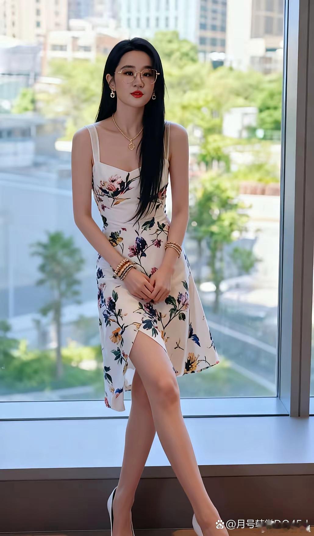 刘亦菲身着碎花连衣裙，脚踩白色高跟鞋，温婉端庄间满是知性韵味，美得让人挪不开眼～