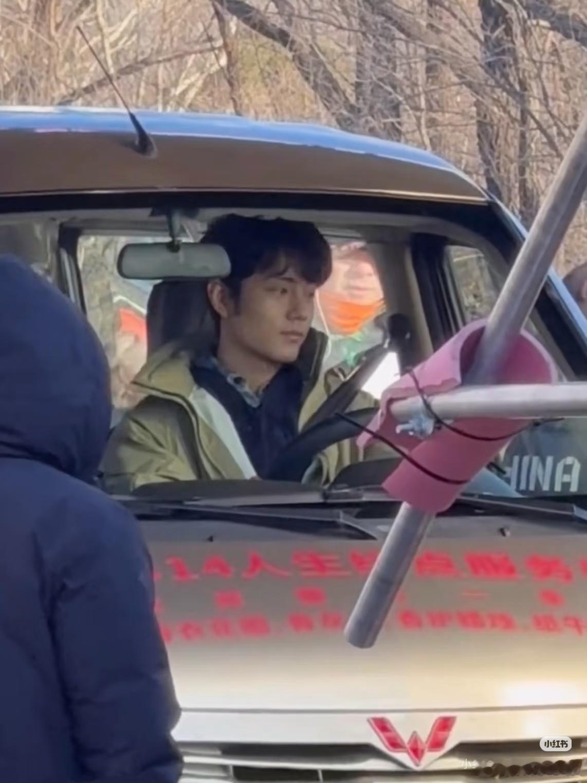 肖战拍《小城良方》 三蹦子🛺，救护车🚑，凯迪拉克🚘，五菱宏光🚐都坐过了，