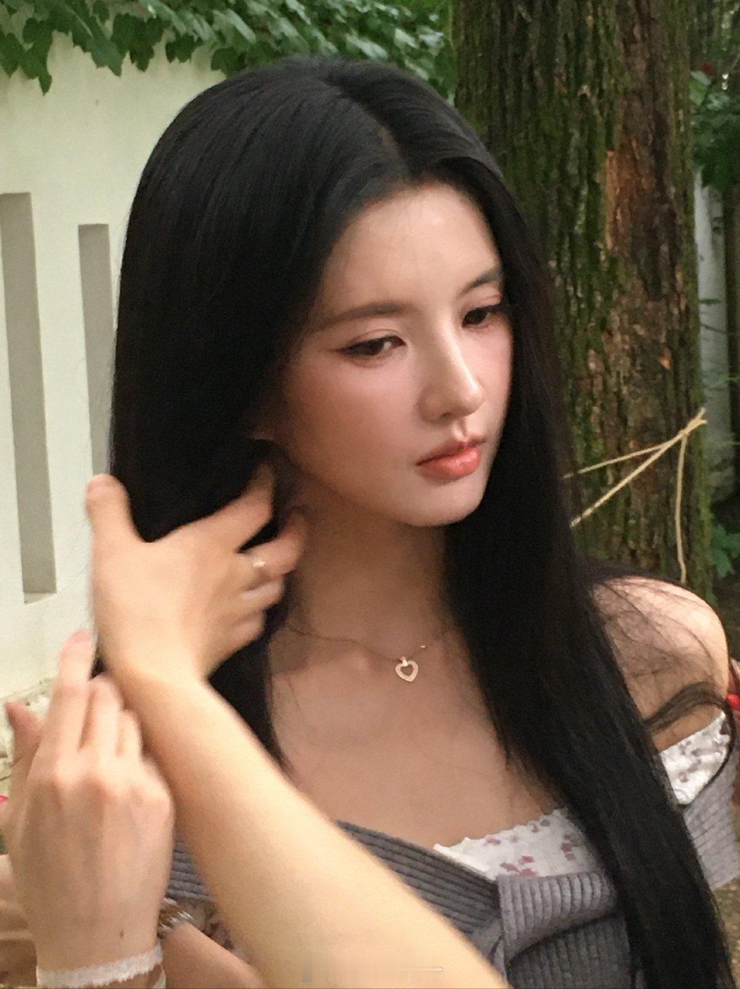 刘些宁发爆炸emoji低调抛出一个爆炸符号，动静却一点不小，妥妥的氛围感王者 