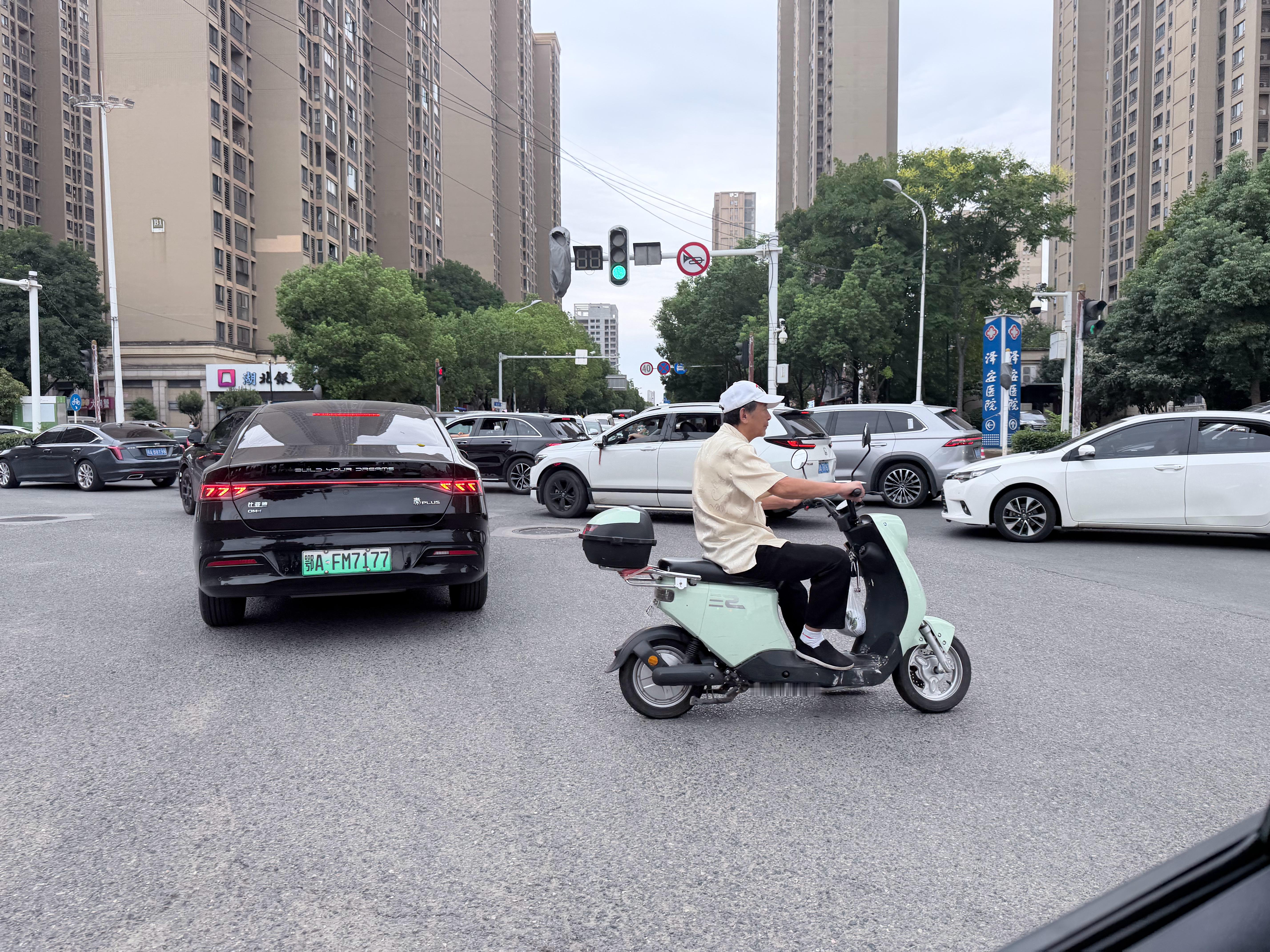 经典哥谭红绿灯路口，抢绿灯造成水泄不通 ​​​