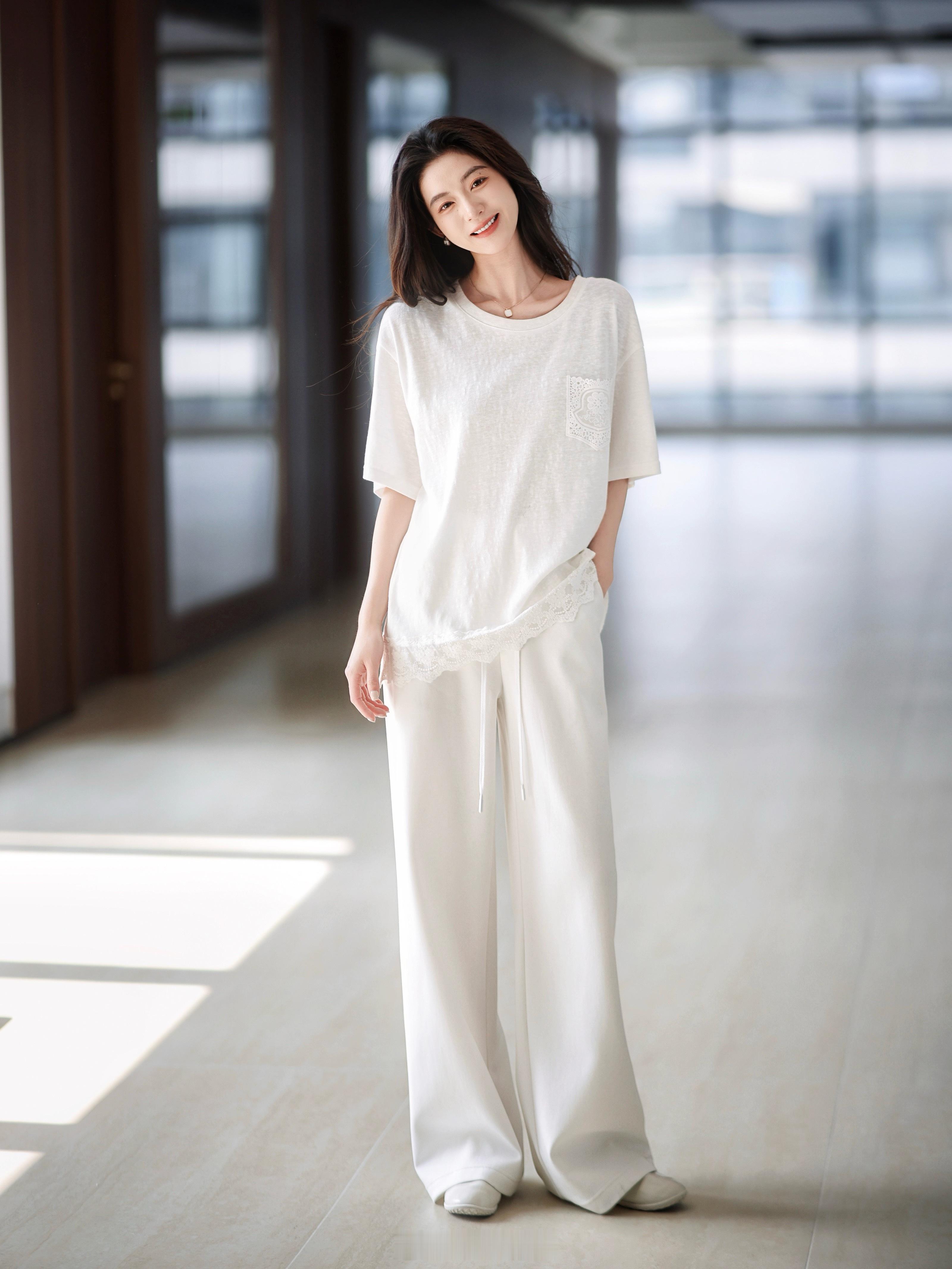 找到了！温柔又松弛的T恤！轻轻软软的 下摆蕾丝完全不会扎口袋上还有绣花 就超有气