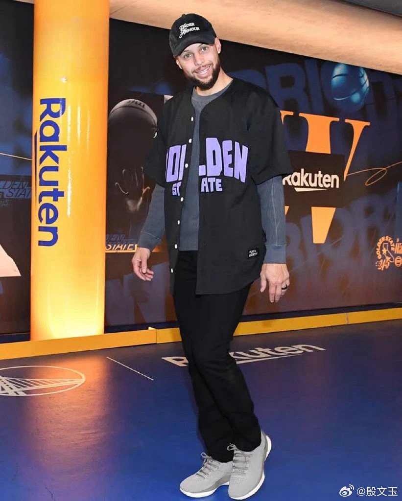 明天上午10点，在五星体育电视直播勇士VS火箭。我只说一句，库里本场比赛复出。 