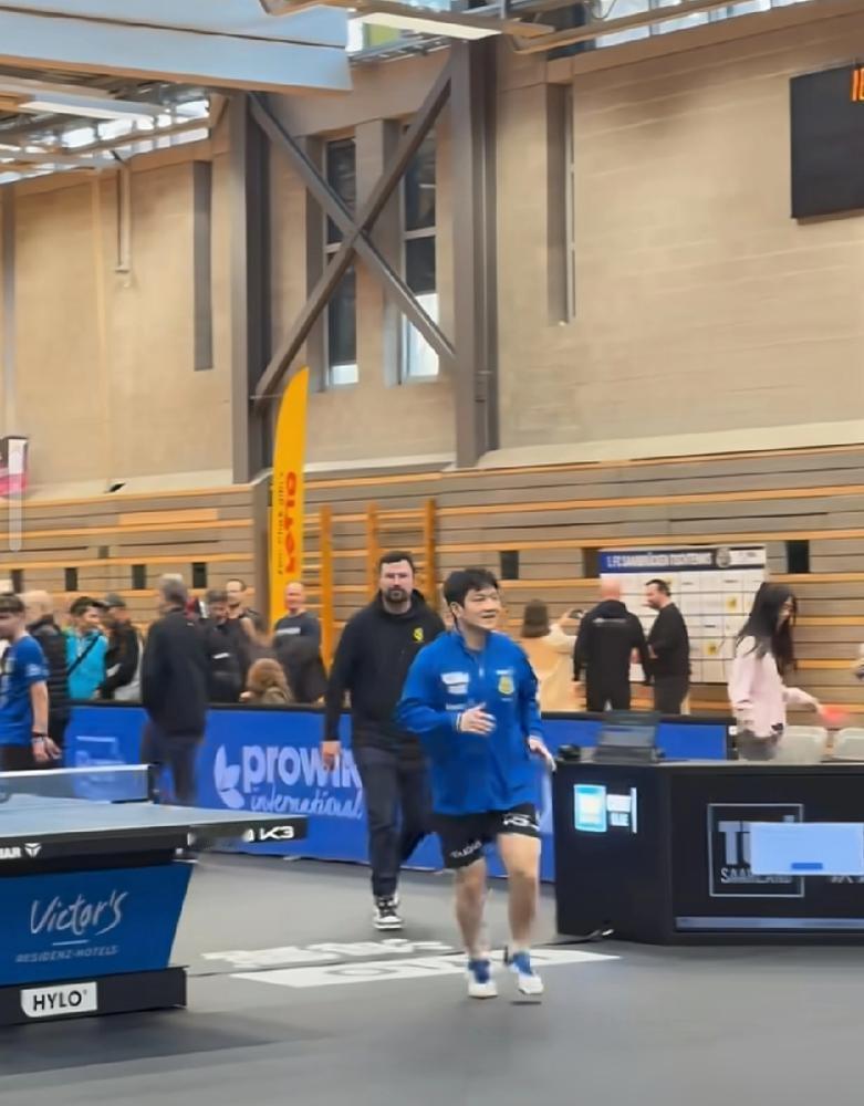 樊振东德国赢球，总领事直接坐到场边，这信号你看懂了吗？
刚打完最后一球，他毛巾