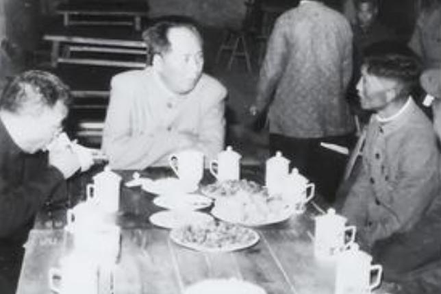[太阳]1956年，毛主席和秘书高智一行人在工作完后，外出吃了顿羊肉泡馍。就在结