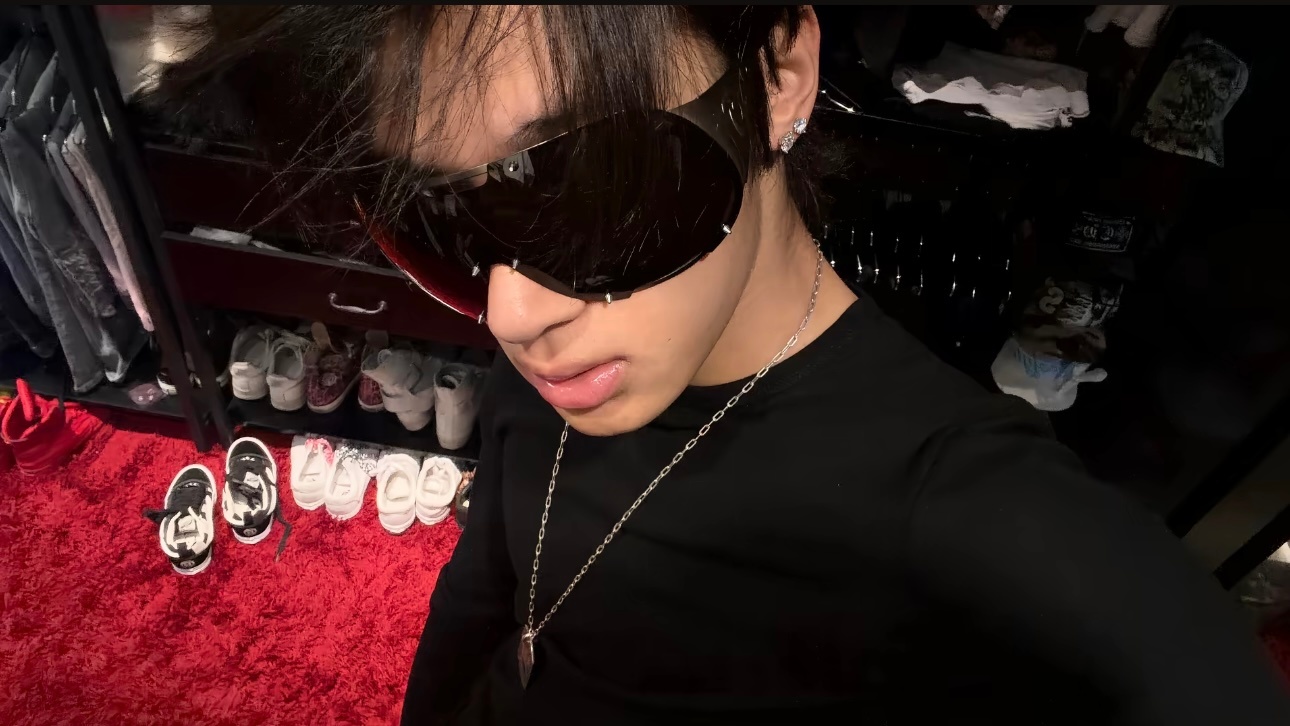 红黑配色骚啊 但脸蛋儿又好嫩。。❤️🖤 