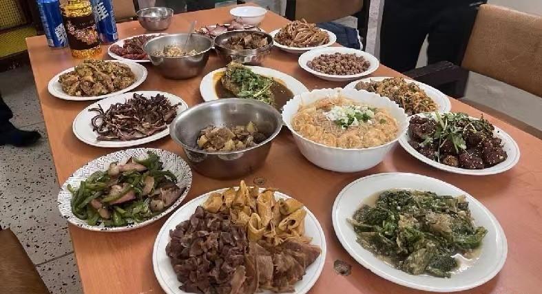 一位中国男人，在巴基斯坦与当地妻子成家，生下一儿一女。因不可抗拒的原因，他准备独