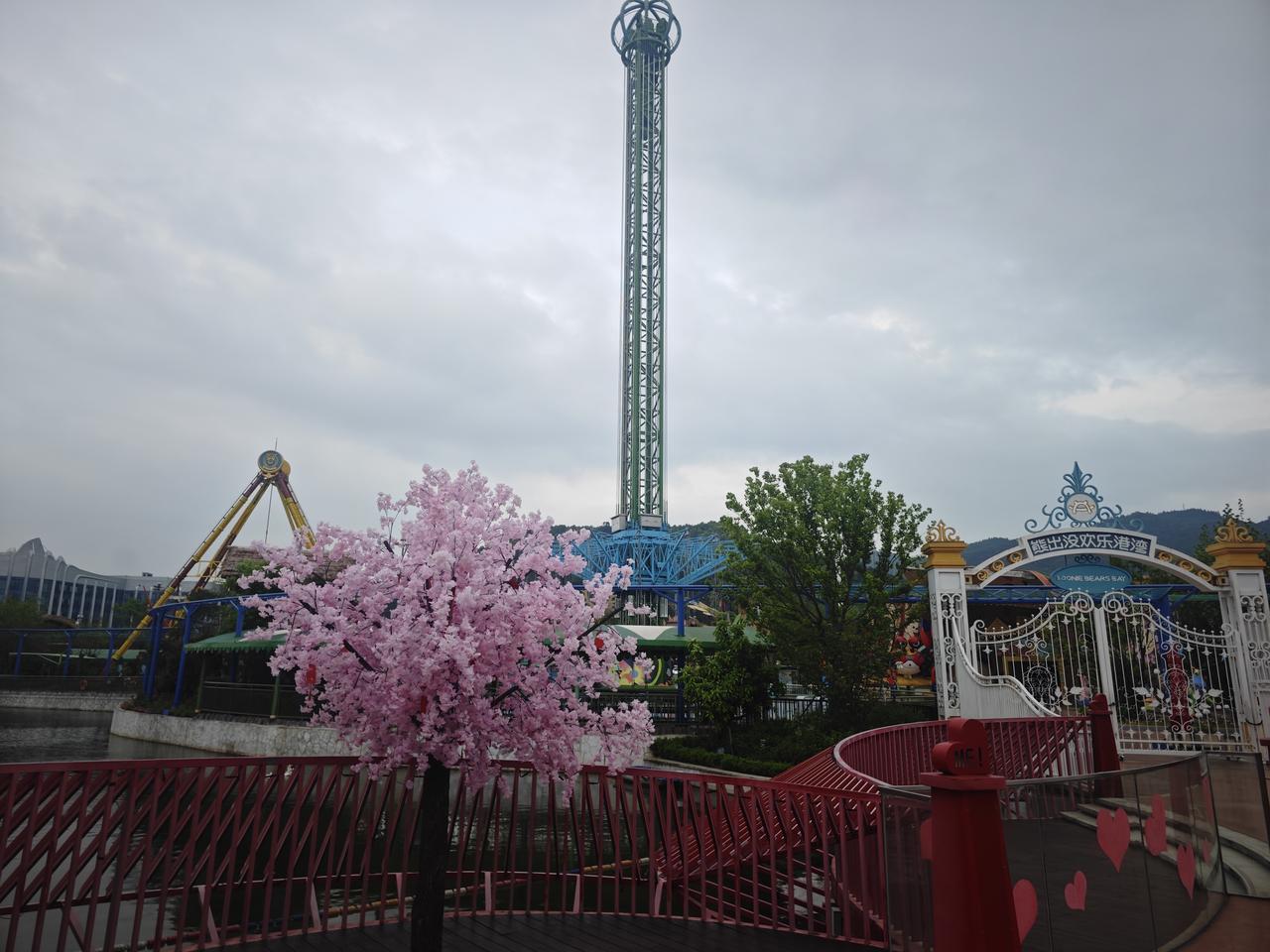 投资56亿的儿童冒险公园，目前看经营状态并不怎么样，周末节假日可能好点。