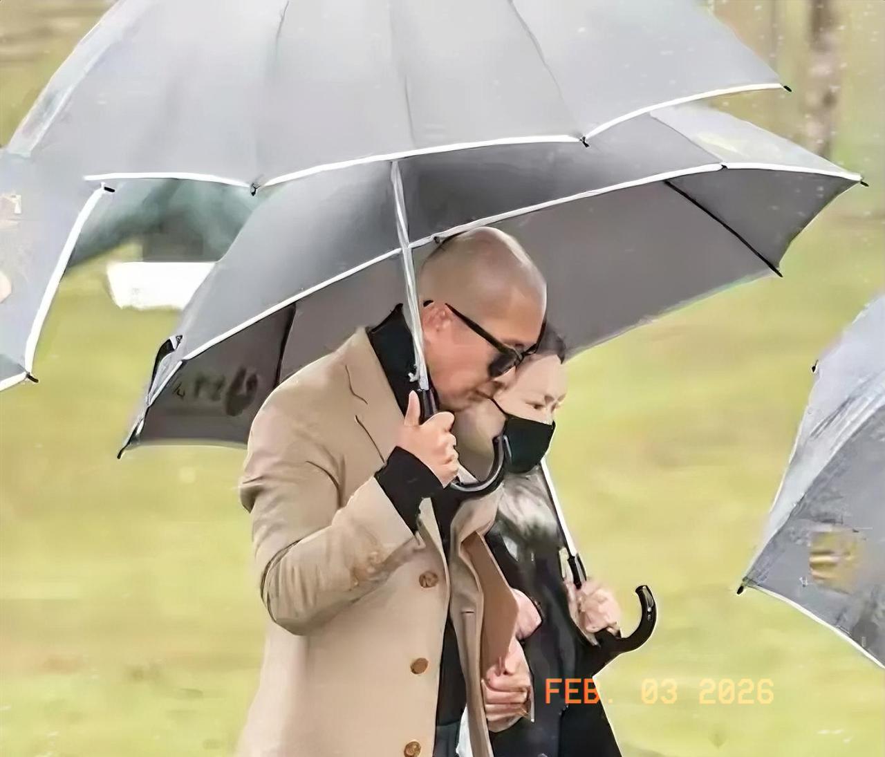 红布滑落那刻，全场死寂。
不是那种肃穆的静。
是看见怪物时的，那种被抽干空气的静