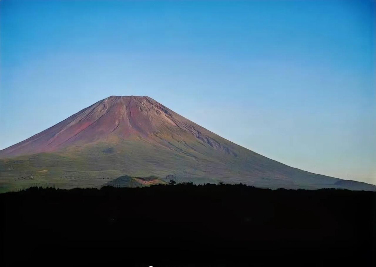 由于天气温暖，日本富士山今年尚未观察到降雪。自 1894 年有纪录以来，富士山的