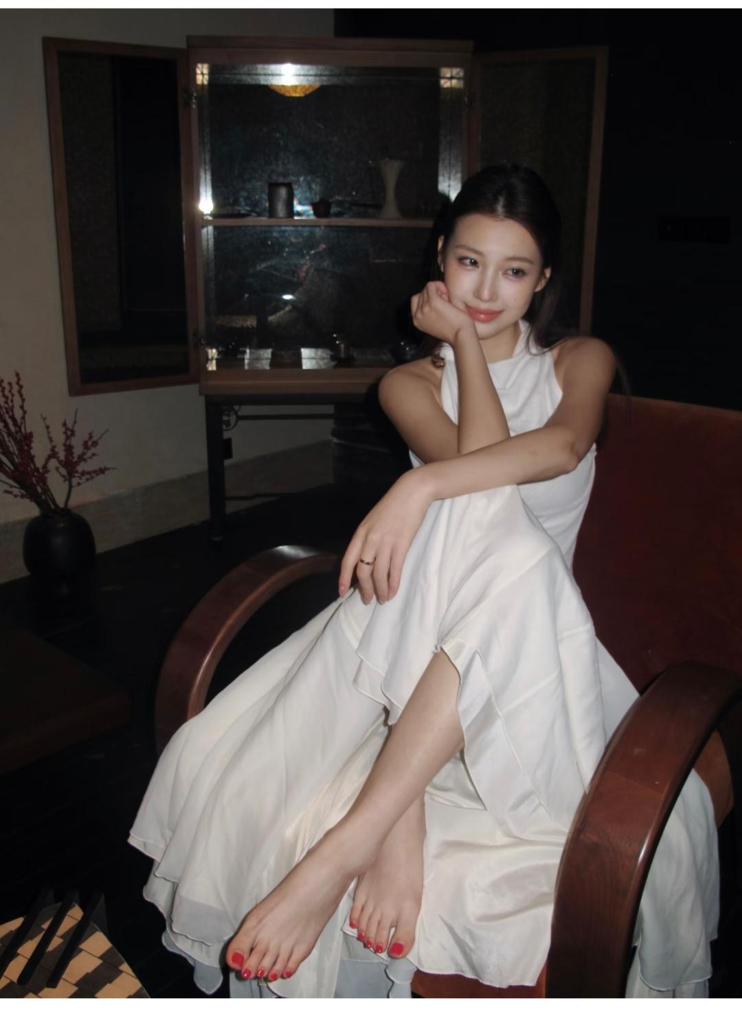 这颜色的指甲油，显得脚丫子好白嫩。