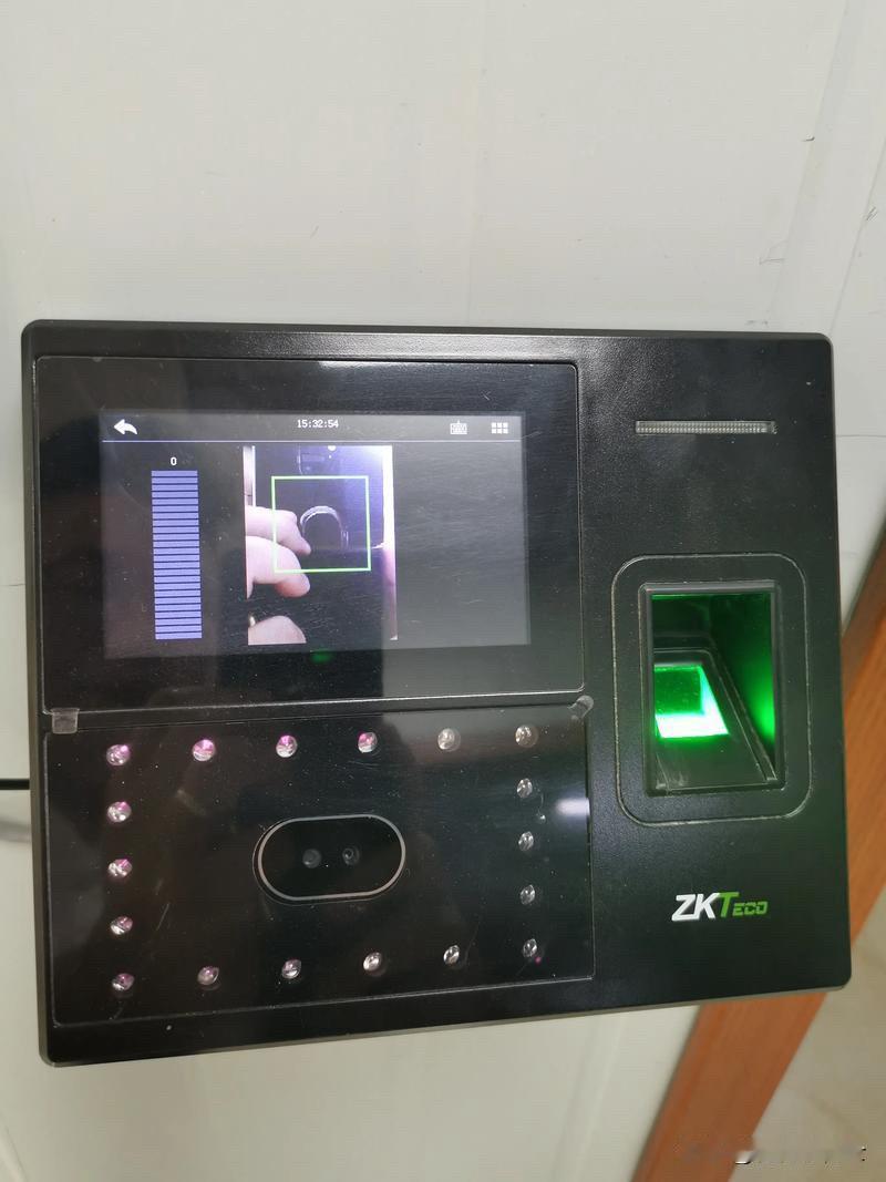 大家有没有遇到过这种情况？上班迟到一分钟，结果被罚了一百块钱！本月的绩效奖金也没