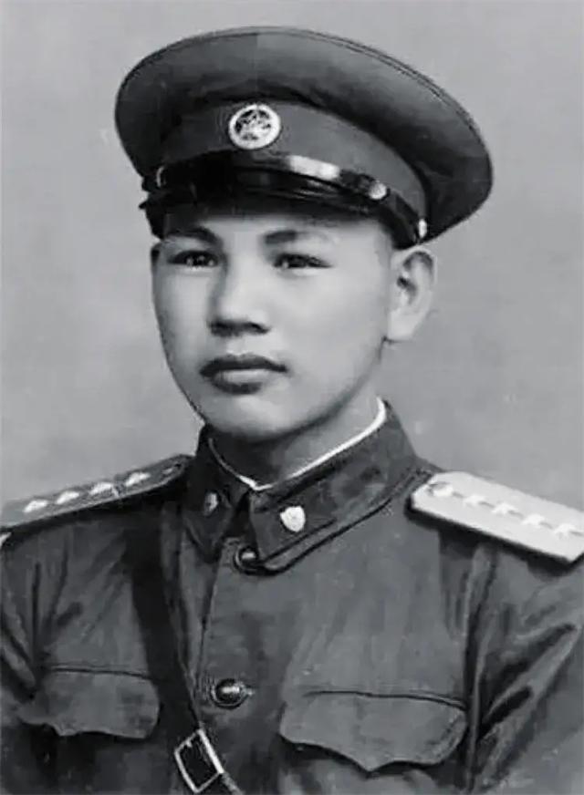 1945年，一群八路军在公路上伏击日军，排长看着日军情况，便下令说：“敌人太多，