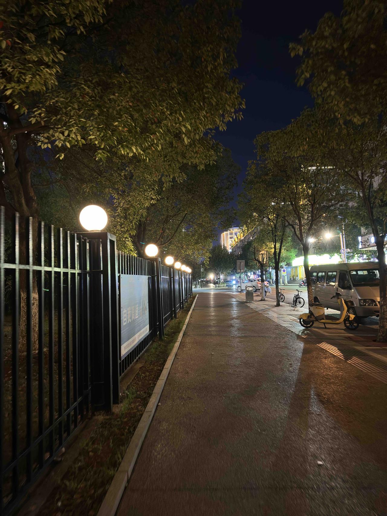 母亲这两天的脑子倒是清醒的，然而，从昨天开始，发现母亲从床上坐起来身子是往右边倾