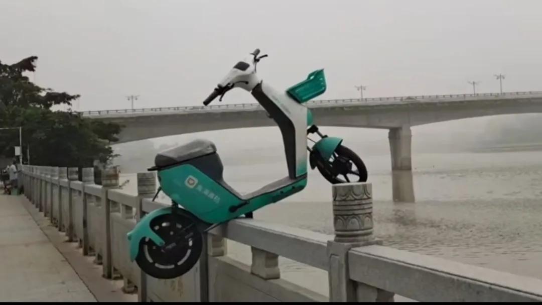 有见过共享电动车被这么奇葩的停放的吗？觉得不上点经济手段真管不好
       