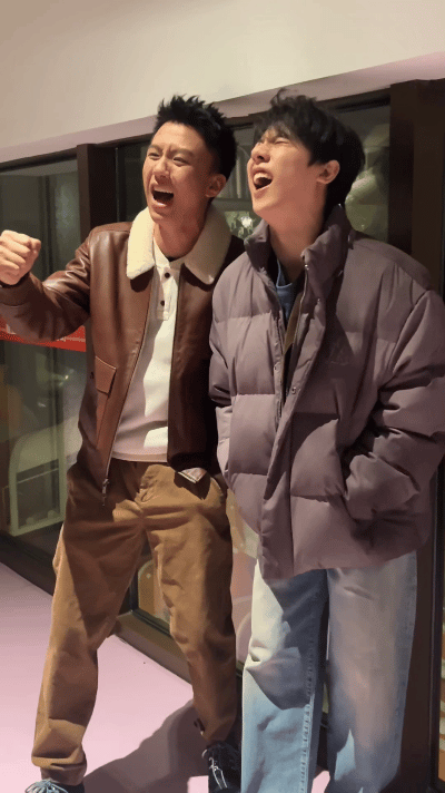 周奇付航 喊口号不苦但命苦付航周奇直接变身听话新兵蛋子！俩人大声喊口号的样子尴尬