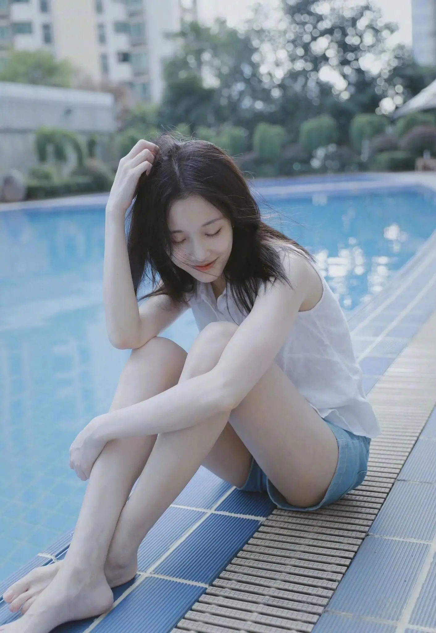 张慧雯 泳池边胱脚丫，含苞待放！