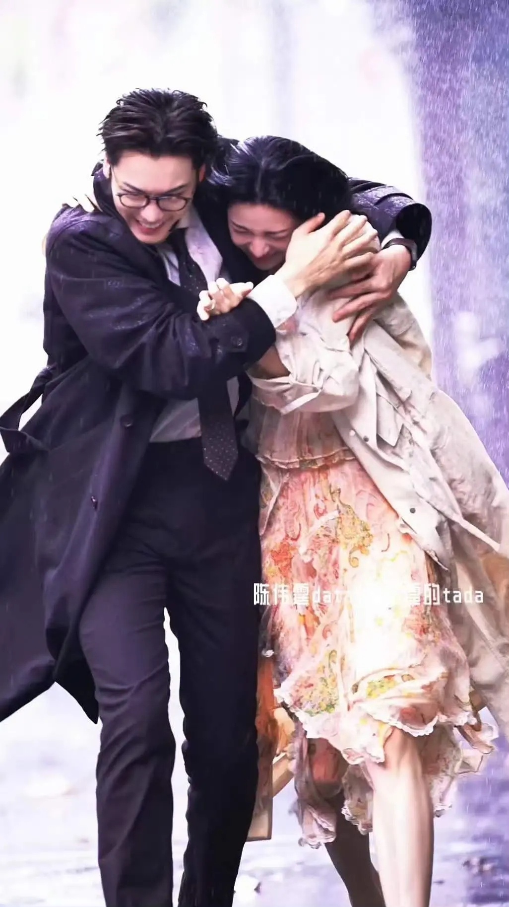 《爱情慢慢》明明被大雨淋会很狼狈😮结果这么浪漫也是没谁了陈伟霆钟楚曦