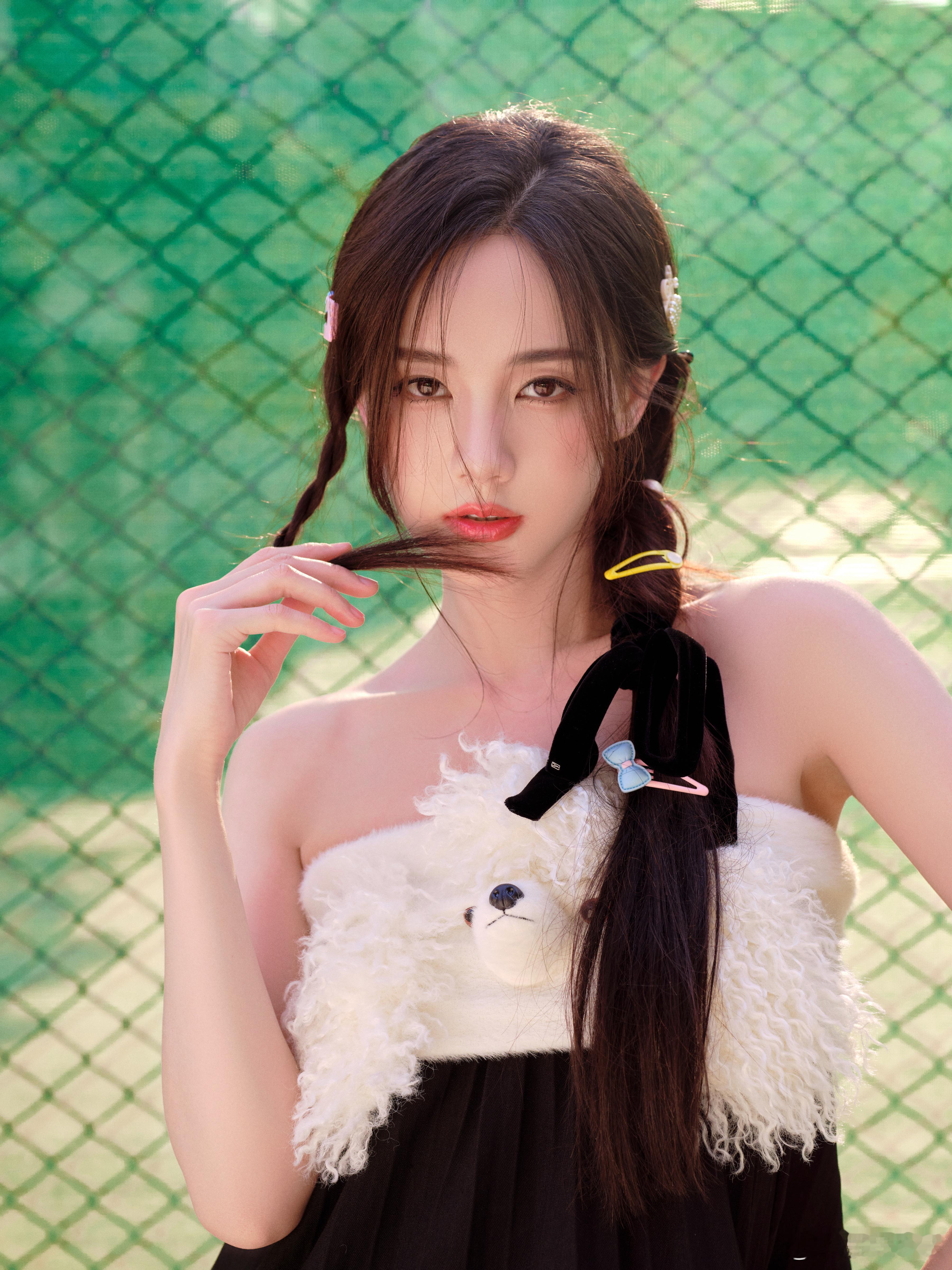 #李一桐小狗抹胸裙# 又是沉浸在了李一桐美貌里面的一天，这次的裙子设计的好可爱，