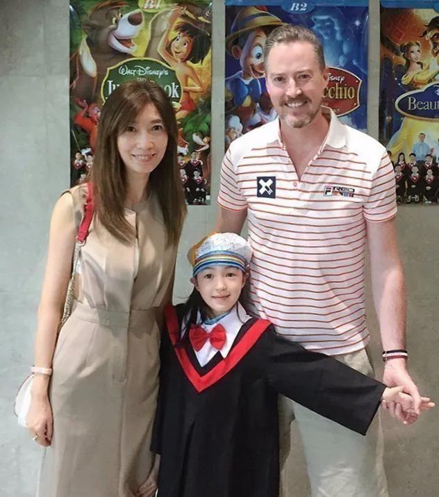 一次，男艺人被妻子状告家暴，沦落为了流浪汉，在街头露宿，还要借其他人的纸箱子过夜