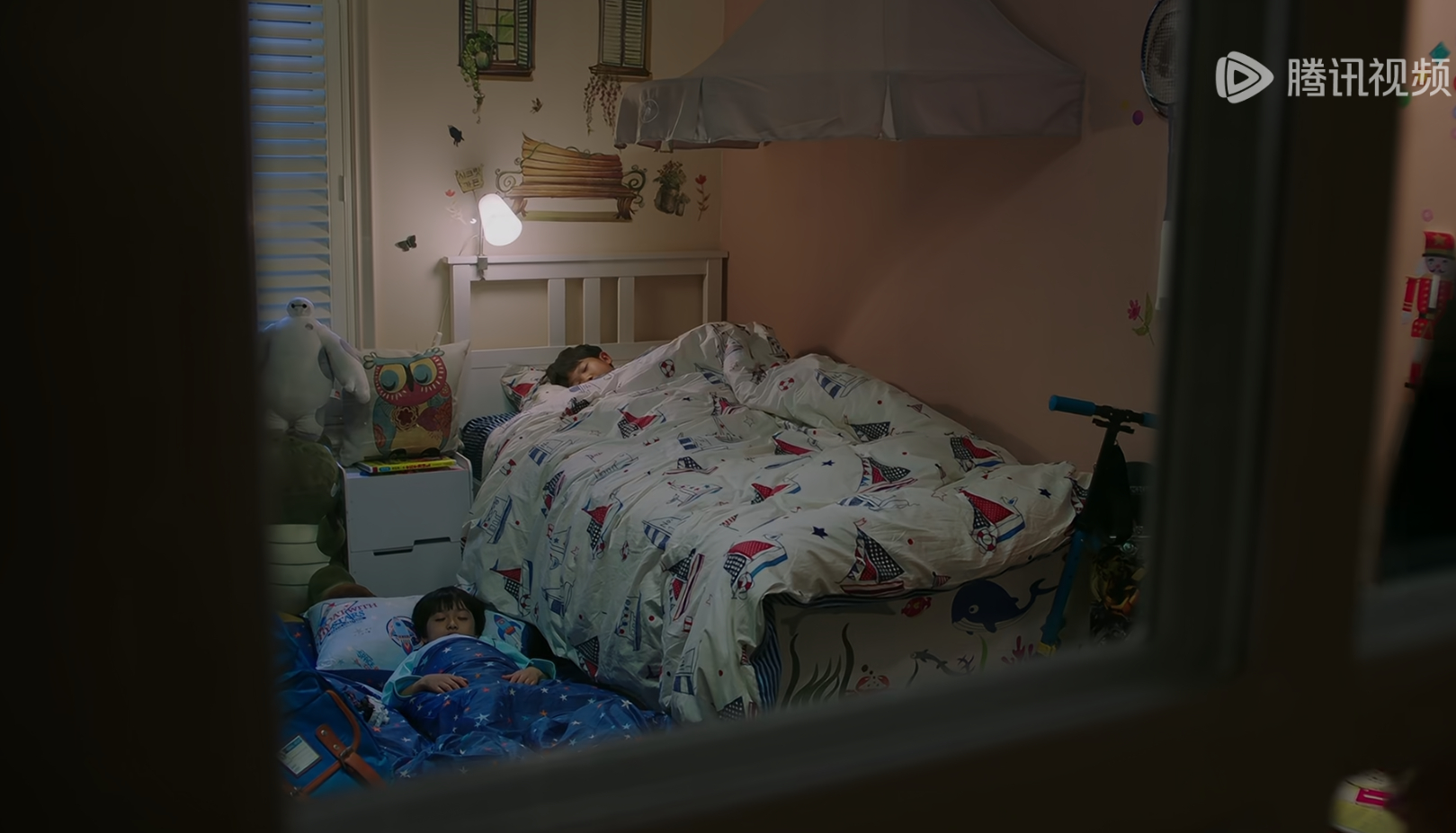 这陈俊生让自己的儿子睡地板，别人儿子睡床 
